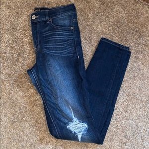 High rise, blue jegging.